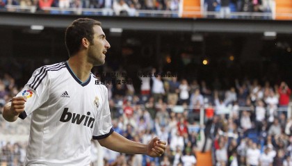 PP电子-老友相聚！詹姆斯与安东尼-戴维斯比佛利山庄悠闲共度午后时光